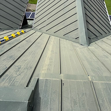 Wow-Wash-360-Restores-Metal-Roof-on-Beautiful-Vancouver-Home-with-Professional-Soft-Wash-Cleaning 4